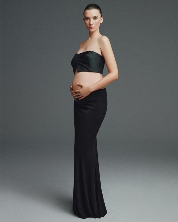 Leyla Lydia Tuğutlu'dan karnı burnunda poz